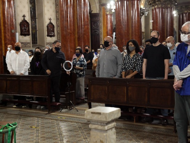 Familiares e amigos na missa em homenagem a Sérgio Mamberti (Foto: Marcos Ribas/Brazil News)