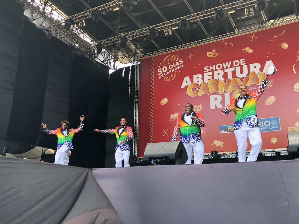 Candidatos a Rei Momo se apresentam para o público em Copacabana — Foto: Carlos Brito / G1
