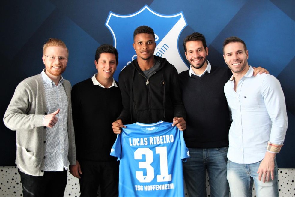 Lucas Ribeiro posa com a camisa do Hoffenheim com o número 31 — Foto: Divulgação