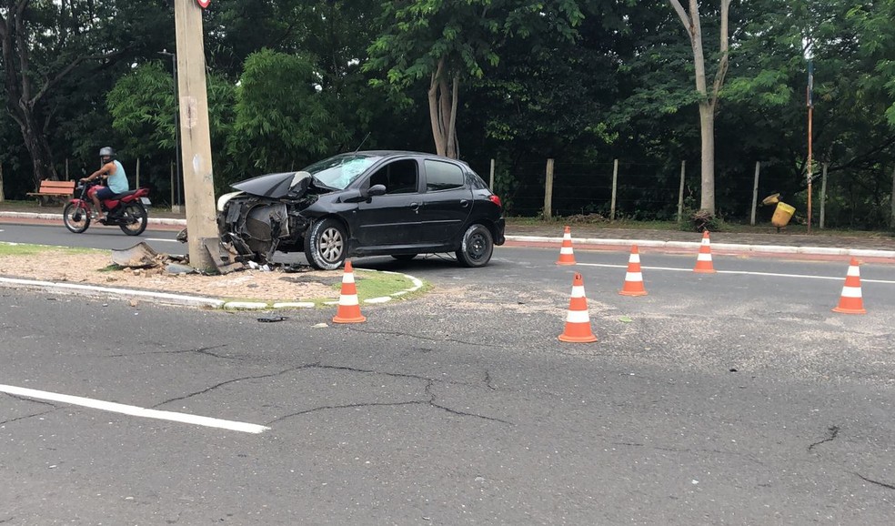 Condutor fica ferido após colisão com poste na Avenida Marechal Castelo Branco, Zona Sul de Teresina — Foto: Layza Mourão/g1