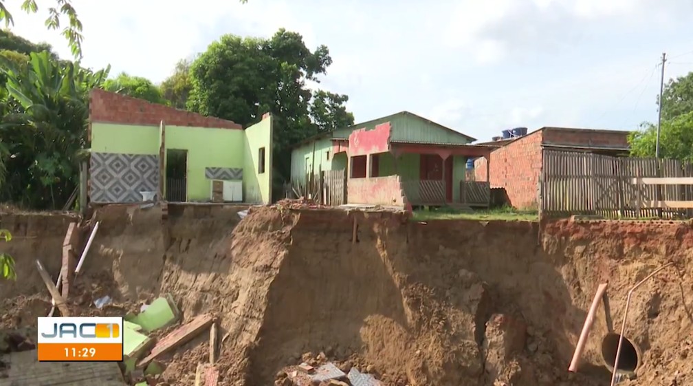 Erosão engoliu casas da Travessa Jucá, no bairro Cidade Nova, em Rio Branco — Foto: Reprodução/Rede Amazônica Acre