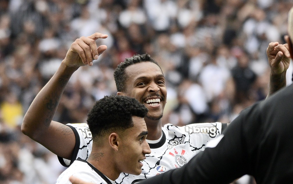 Após marcar contra o Santos, Jô iguala número de gols de sua segunda temporada pelo Corinthians