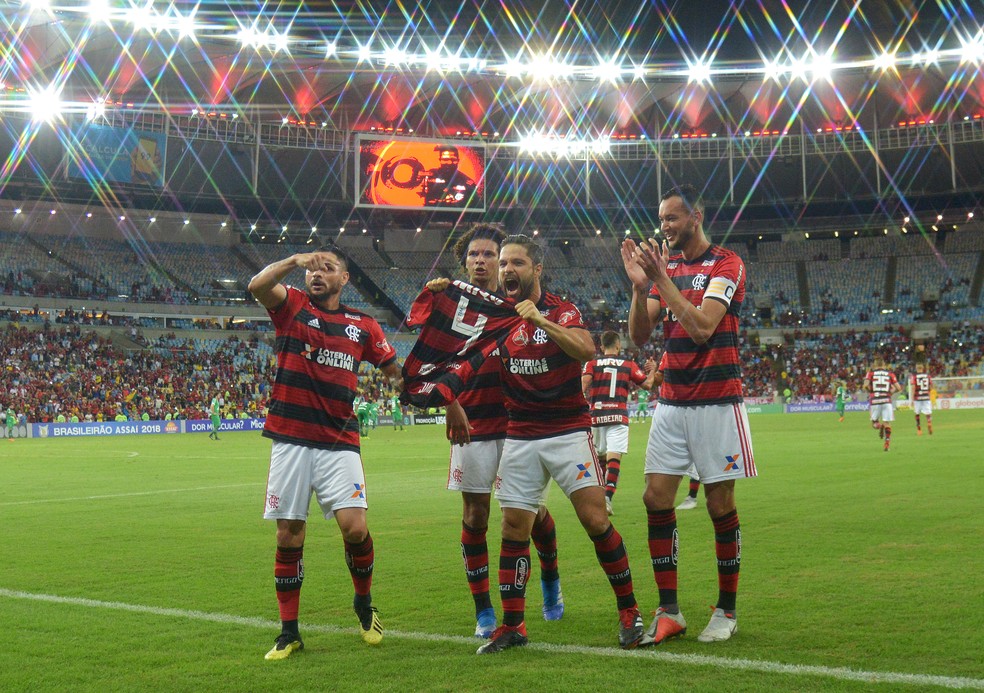 Diego vibra e exibe a camisa do zagueiro Juan, do Flamengo, ao marcar contra a Chapecoense — Foto: André Durão