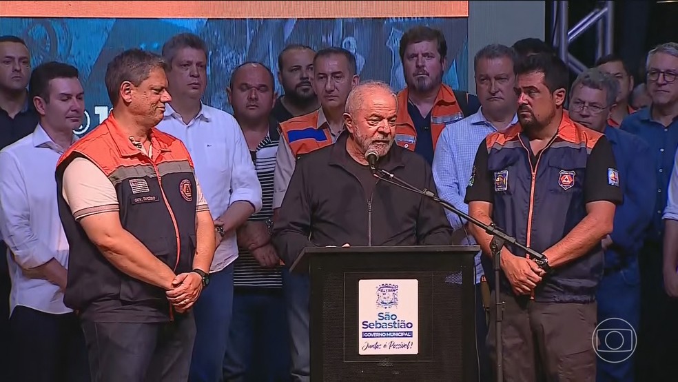 Tarcísio de Freitas, Lula e o prefeito de São Sebastião, Felipe Augusto — Foto: Jornal Nacional/ Reprodução