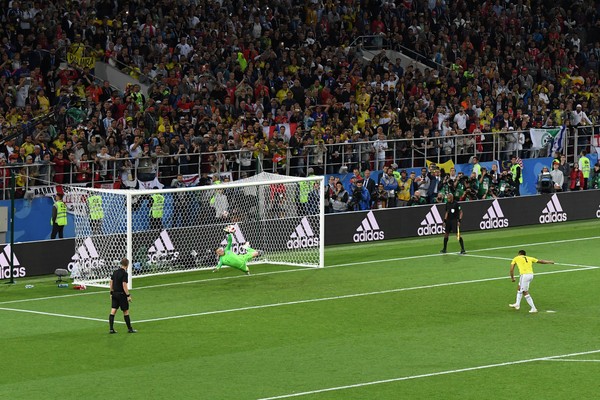 A defesa do goleiro inglês Jordan Pickford do pênalti batido por Carlos Bacca da Colômbia na Copa do Mundo (Foto: Getty Images)