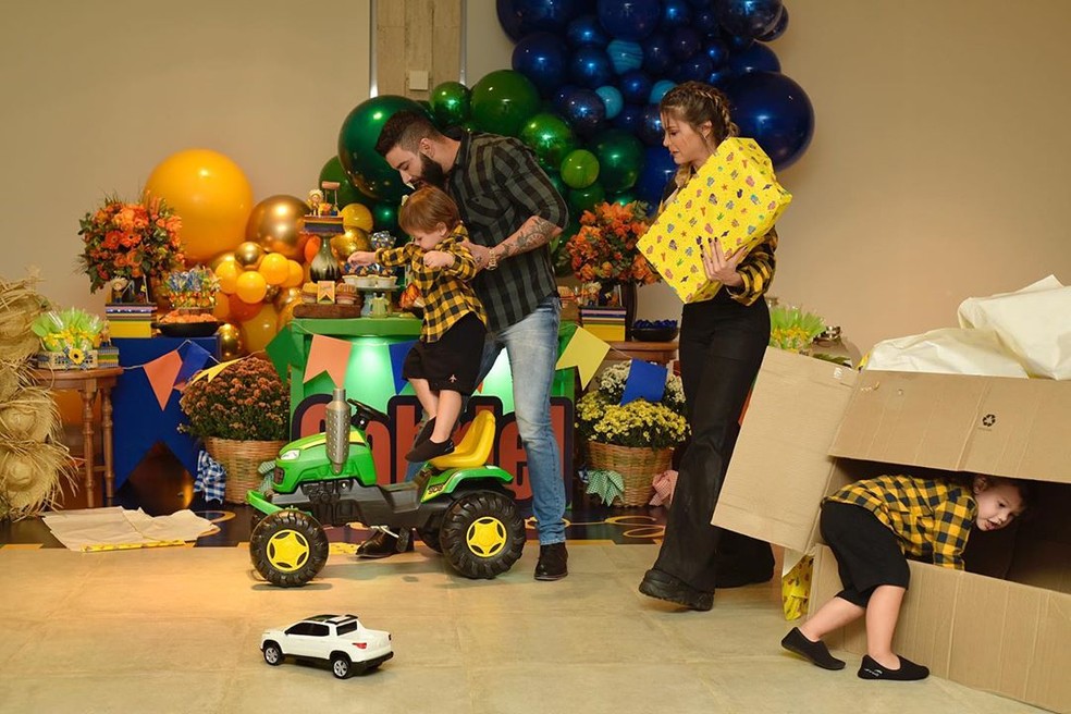 O casal vendo os presentes com os filhos — Foto: Reprodução/Instagram/Allyne Menolly