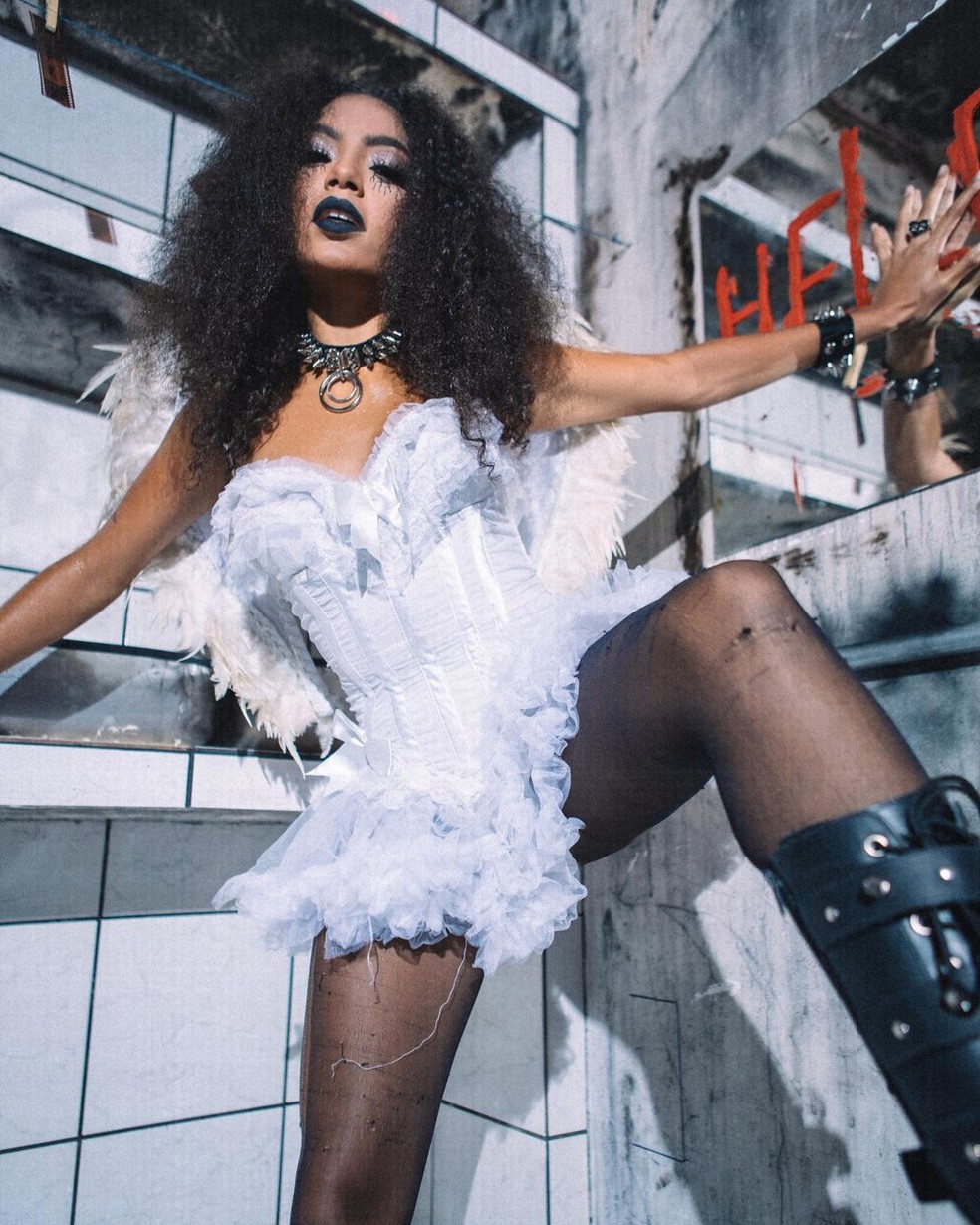 Any Gabrielly em sua vers&atilde;o musa das trevas  &mdash; Foto: Mateus Aguiar/ Reprodu&ccedil;&atilde;o do Instagram