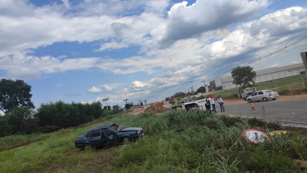 Carro foi atingido por caminhonete ao invadir pista — Foto: Brígida Mota/TVCA