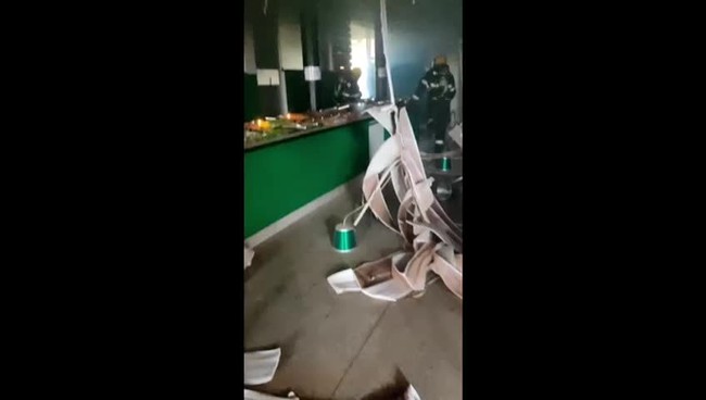 Restaurante tem exploso, e bombeiros que estavam no local para almoar prestam socorro