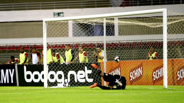 Gol de Ronaldo Alves: goleiro de um lado, bola do outro