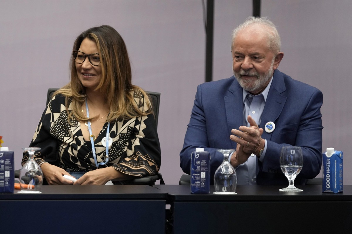 Sem Bolsonaro e Mourão, equipe de Janja prepara alternativa para entrega de faixa a Lula