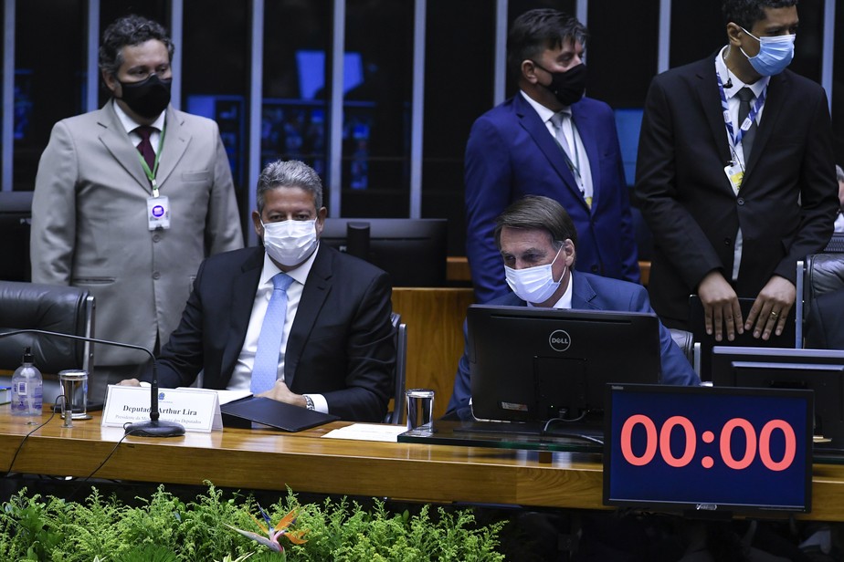 O presidente da Câmara, Arthur Lira (PP-AL), participa de sessão solene ao lado do presidente Jair Bolsonaro