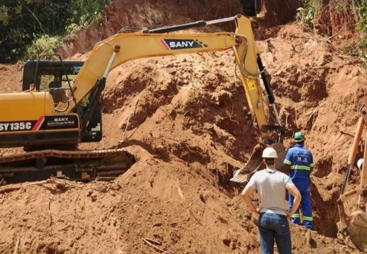 Dois dias sem água: caminhões-pipa abastecem Nova Lima após rompimento de adutora