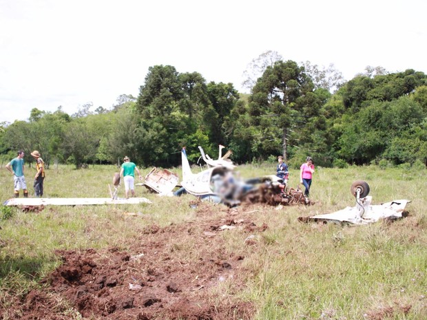 Avião caiu em área de vegetação em Espumoso, no Norte do Rio Grande do Sul (Foto: Jonatan Palla/Clic Espumoso)