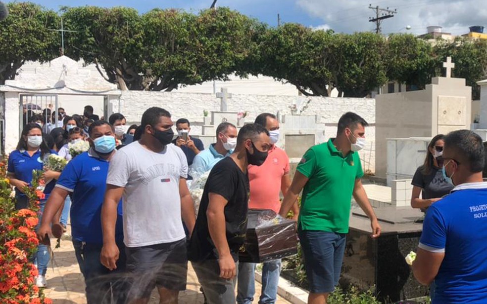 Andrade Lopes Santana, de 32 anos, foi enterrado no final da manhã deste sábado (29), no cemitério paroquial de Araci — Foto: Bruna Evangelho/TV Subaé