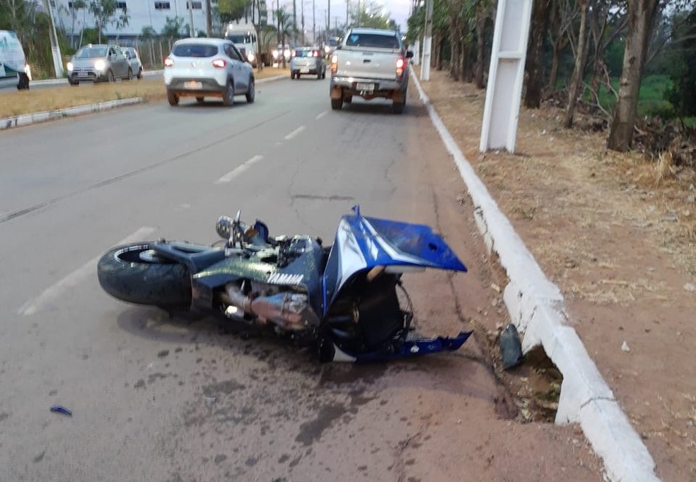 Motociclista morre ao colidir com poste em avenida de Parauapebas, no Pará — Foto: Reprodução