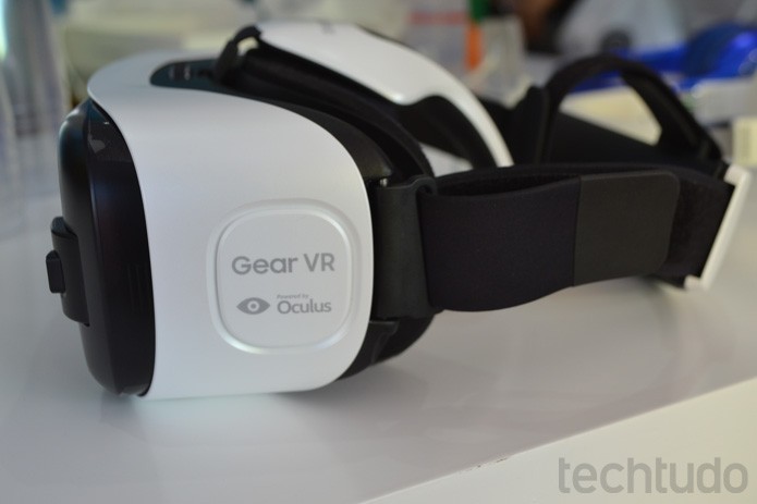 No detalhe, Gear VR, ainda sem os fones; aparelho se adapta a smartsphones Galaxy (Foto: Melissa Cruz / TechTudo)