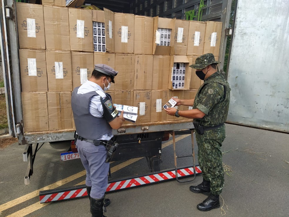Centenas de caixas de cigarros contrabandeados são apreendidas em Cerquilho (SP) — Foto: Polícia Militar Ambiental/Divulgação