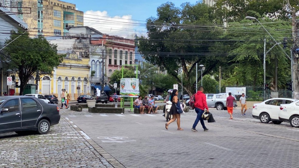 Pessoas foram flagradas sem uso de máscara nas ruas do Centro de Manaus nesta manhã de feriado — Foto: Carolina Diniz/G1 AM