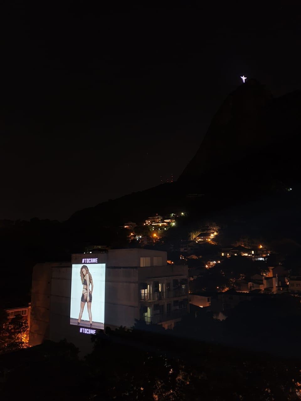 Projeções gigantes de Anitta aparecem em prédios de São Paulo e Rio de Janeiro (Foto: Divulgação)