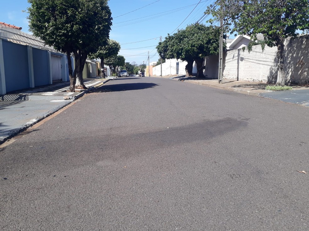 Ciclista foi atingido por carro na Rua José Albertoni, não resistiu aos ferimentos e morreu — Foto: Emerson Sanchez/TV Fronteira 