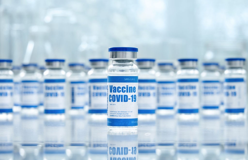 Primeira dose do imunizante Pfizer/BioNTech demonstrou eficácia de 54% contra quadros sintomáticos de Covid-19 (Foto: Pfizer)