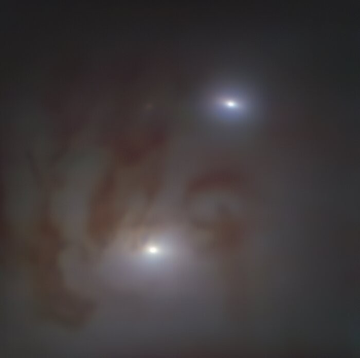 Vista de perto dos dois núcleos galácticos brilhantes, cada um com um buraco negro supermassivo, na NGC 7727 (Foto: ESO/Voggel et al.)