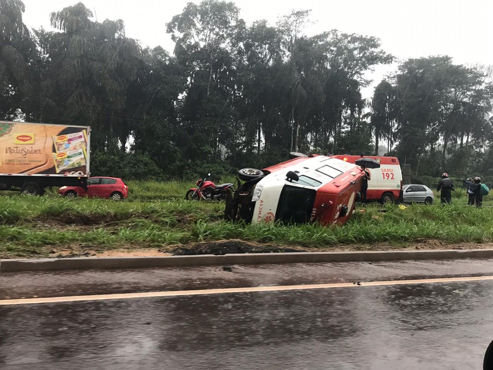 Ambulância tomba em estrada do Pará. — Foto: Reprodução