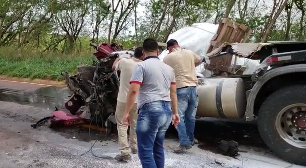 Duas carretas e um ônibus bateram na PR-082 — Foto: Arquivo pessoal
