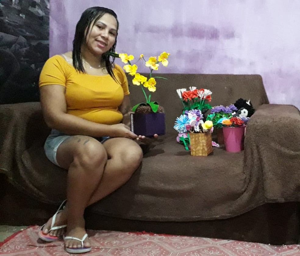 Maria da Conceição, na sua casa em Irajá, mostra os arranjos de flores que confecciona para complementar a renda — Foto: Arquivo pessoal