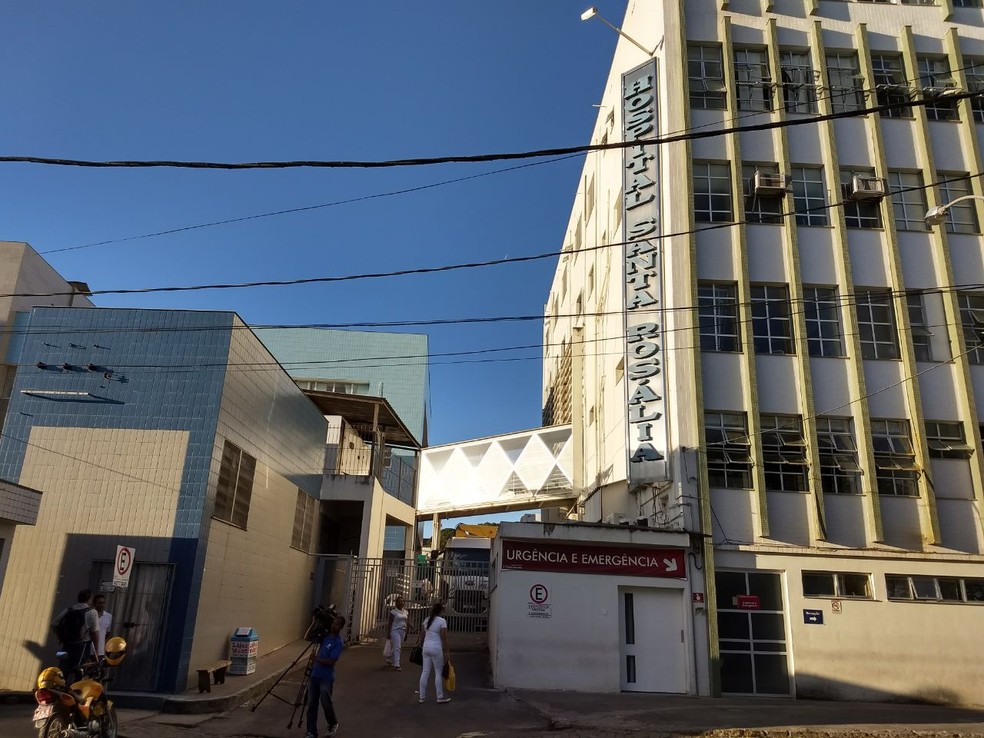 Hospital em Teófilo Otoni teve problemas com a energia e pacientes foram transferidos (Foto: Tiago Carvalho/Inter TV dos Vales)