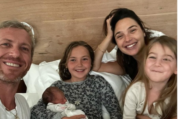 Gal Gadot celebra nascimento de Daniella com a família completa (Foto: Reprodução/Instagram)