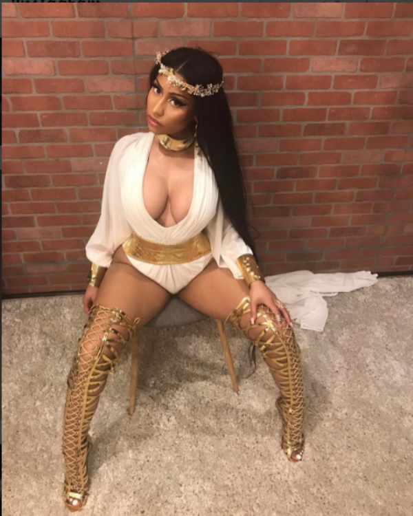 Nick Minaj vestida de deusa grega para novo clipe (Foto: Reprodução/Instagram)