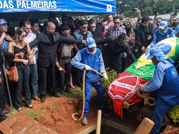 O corpo do cantor Cristiano Araújo é enterrado no cemitério Jardim das Palmeiras, em Goiânia (Foto: André Costa/Estadão Conteúdo)
