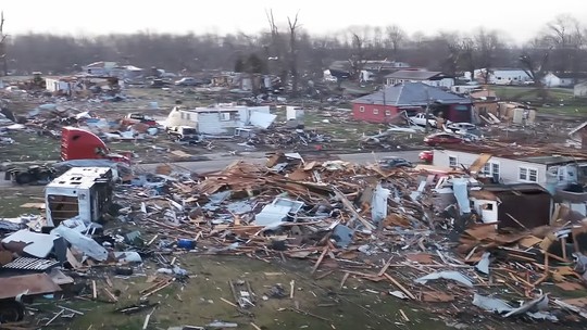 Pelo menos 57 tornados deixam 18 mortos em 24 horas os EUA