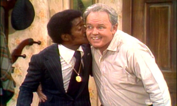 Já em 1972, a beijoca que o músico negro Sammy Davis Jr. (1925-1990) deu na bochecha direita do ator branco Carroll O'Connor (1924-2001) no seriado 'All in the Family' (1971–1979) deu o que falar. (Foto: Reprodução)
