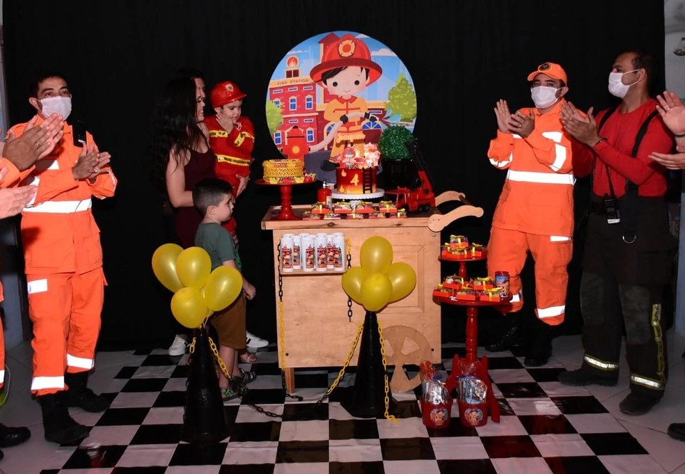 Fã dos bombeiros, menino de 4 anos ganha aniversário temático com presença de militares e viatura no RN — Foto: Divulgação