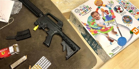 Rifle que estava em caixa de brinquedo (Foto: Reprodução Instagram)