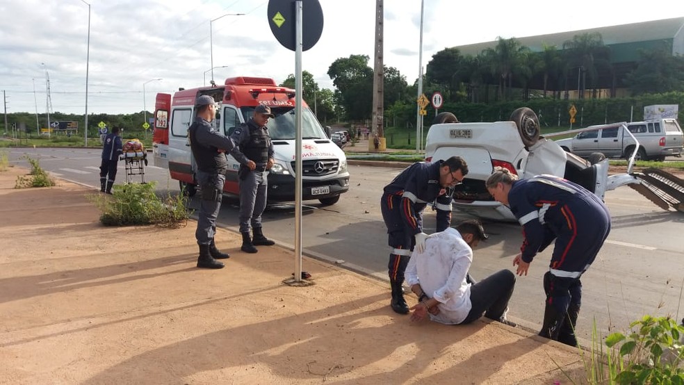 Motorista Lucas Henrique Figueiredo receber atendimento médico e foi preso — Foto: Polícia Militar/Divulgação