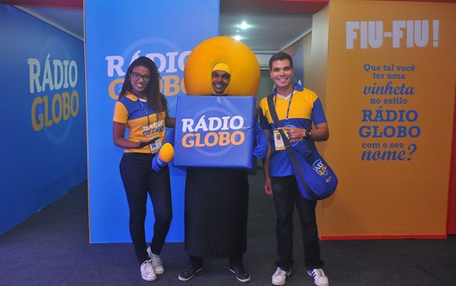 No espaço Rádio Globo é possível ouvir vinhetas clássicas da rádio, além de criar algumas personalizadas! Na foto, Patrícia Azeredo e Rafael Arduini com nosso mascote!