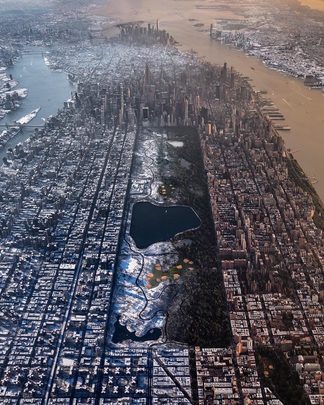 A foto produzido por Paul Seibert mostra uma visão aérea de famosos pontos turísticos da cidade de Nova York, como o Harlem, o Central Park, o centro de Manhattan e os arranha-céus de Midtown (Foto: Reprodução/ Instagram/ @beholdingeye)