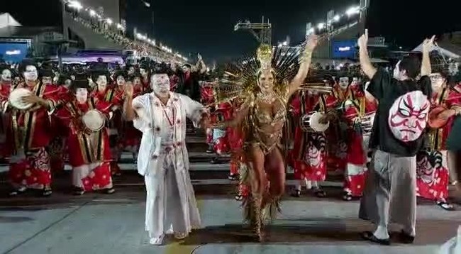 Rainha de bateria da Estácio encerra o desfile na Sapucaí