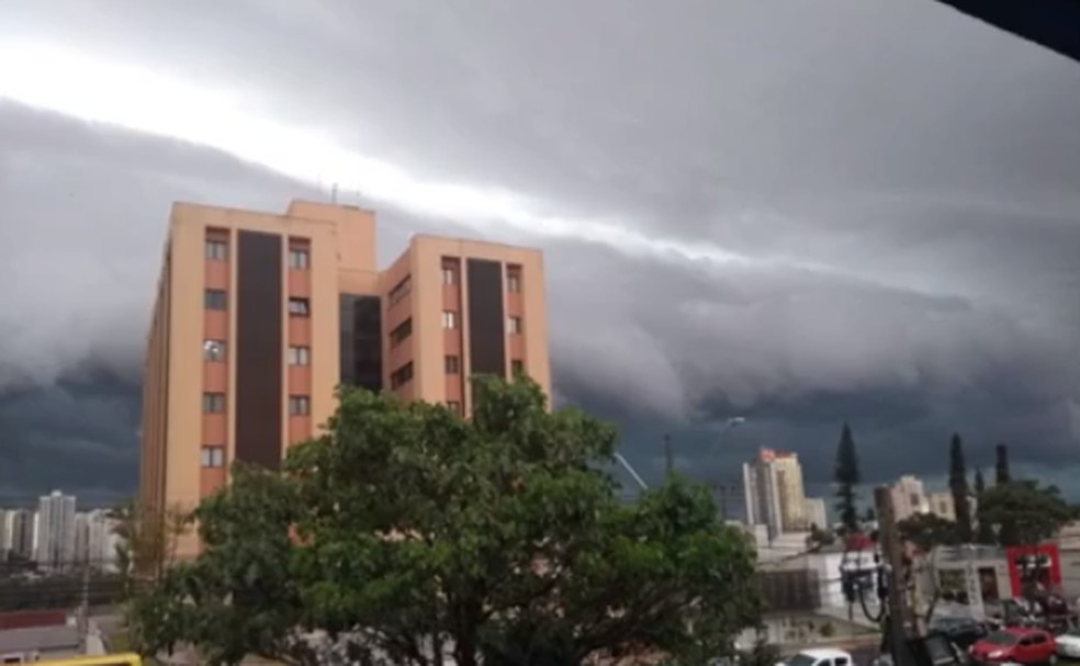 Telespectadora enviou a foto de uma nuvem que, segundo ela, parecia um "tsunami prestes a engolir" — Foto: Naemi Kishi