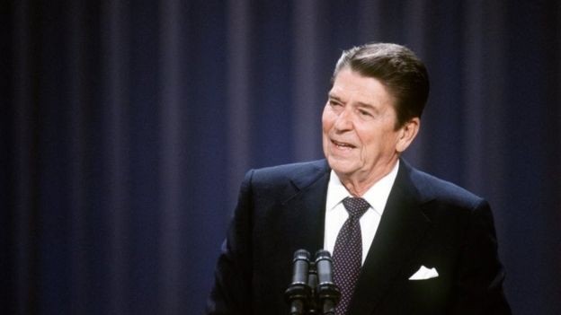 O então presidente americano, Ronald Reagan, ao saber da derrubada do avião prestou 'condolências' às famílias que perderam parentes, mas não admitiu erro ou responsabilidade das Forças Armadas americanas no episódio (Foto: Getty Images via BBC News)