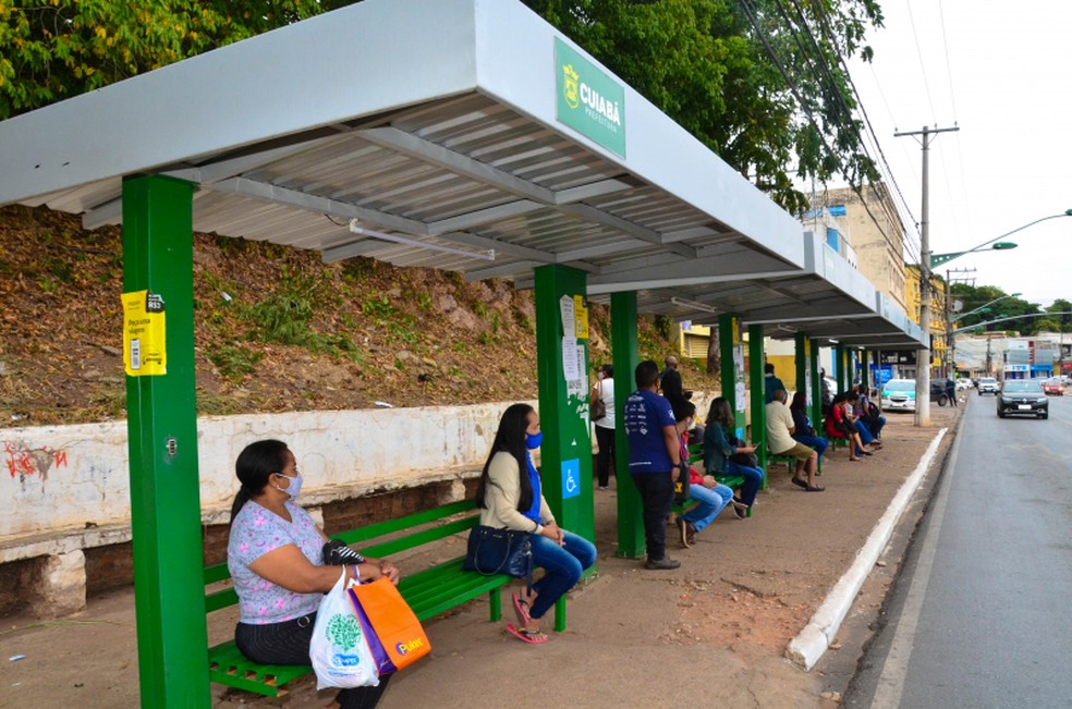 Prefeitura de Cuiabá disse que vai notificar empresas responsáveis por fazer propagando em pontos de ônibus — Foto: Davi Valle/Prefeitura de Cuiabá