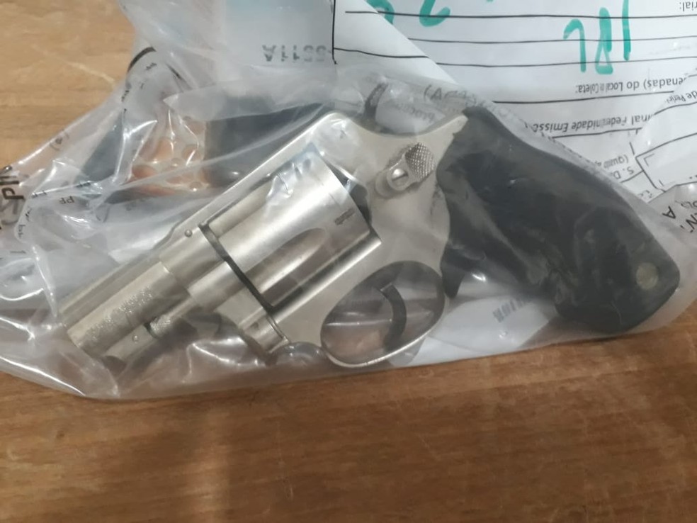 Além da droga, foram encontrados na residência um revólver calibre 38, dinheiro e balanças de precisão, em Arapiraca, AL — Foto: Ascom PF-AL