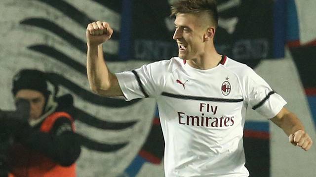 Piatek comemora um dos dois gols que marcou na vitória do Milan sobre a Atalanta