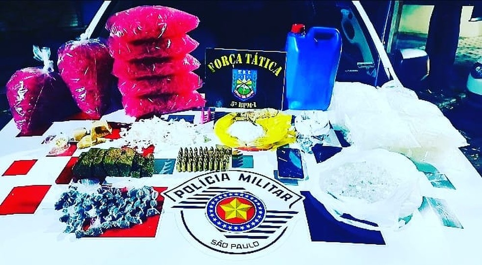 Homem é preso com munições e droga em Taubaté — Foto: Divulgação / Polícia Militar