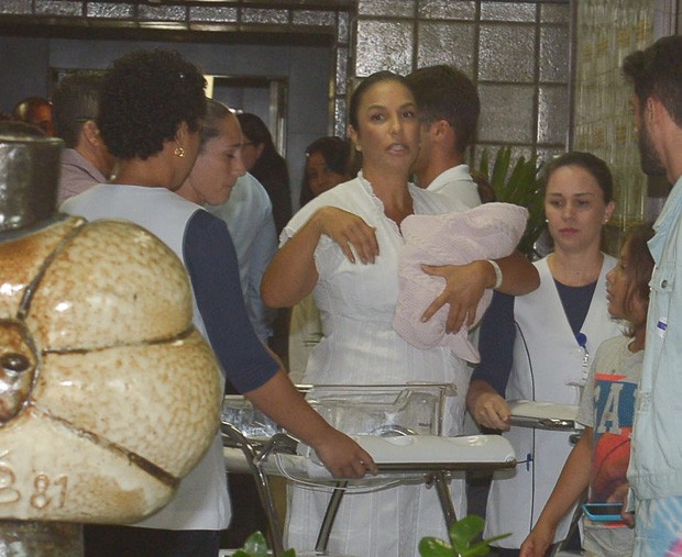 Ivete Sangalo deixa a maternidade Foto Francisco Cepeda Daniel Delmiro e Deividi CorreaAgNews