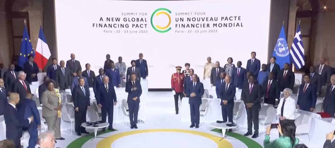 O presidente Luiz Inácio Lula da Silva está sentado ao lado direito do presidente francês, Emmanuel Macron, na Cúpula para um Novo Pacto Financeiro Global